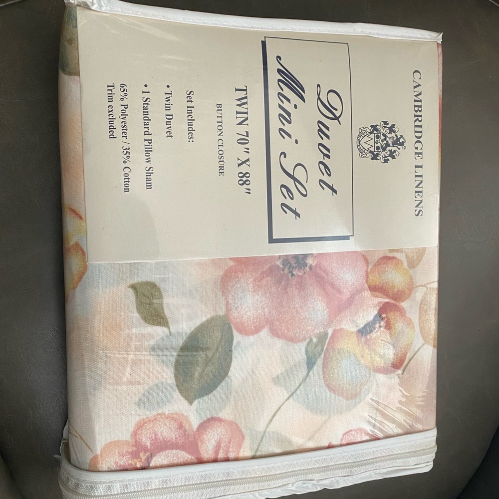 Twin size multi color pastels duvet , never used